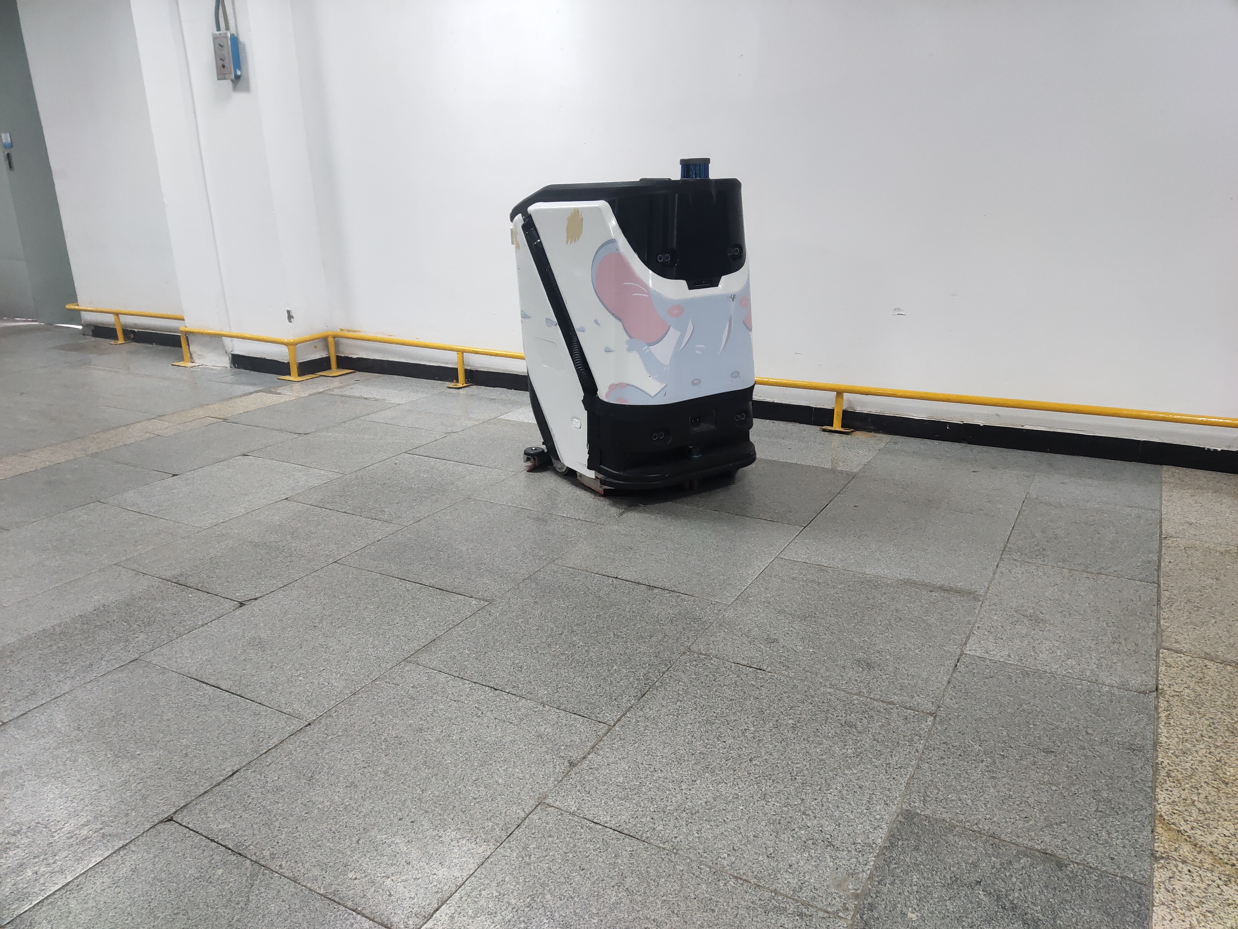 顛覆認知！一臺工業洗地機器人，輕松搞定 3 萬平車間地面清潔